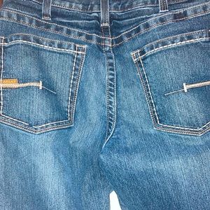 Ariat Jeans only worn a couple times. No stains or cuts. They are 32/32.